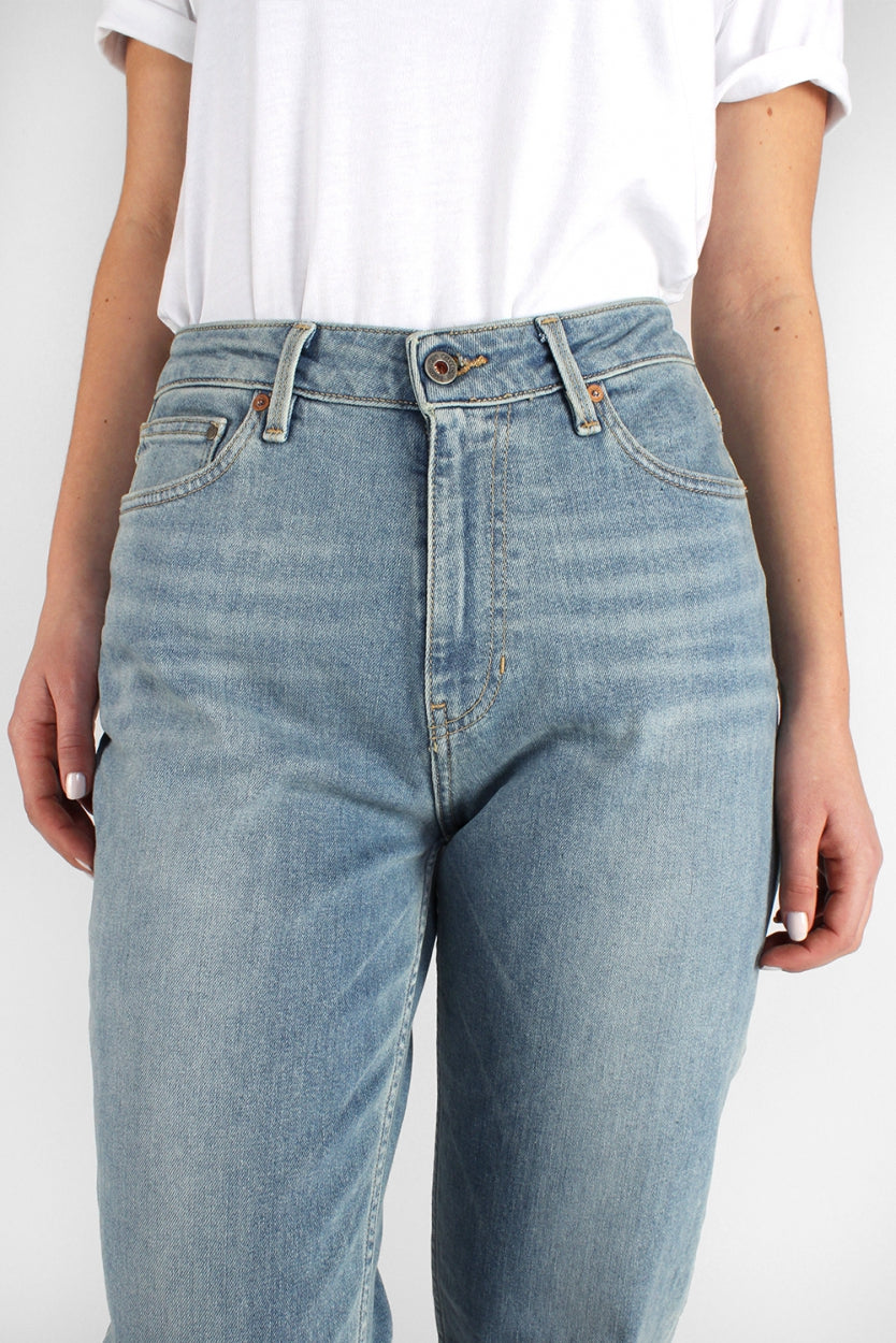 Nora jeans in blue, loosely tailored made of organic cotton and recycled denim from Kuyichi