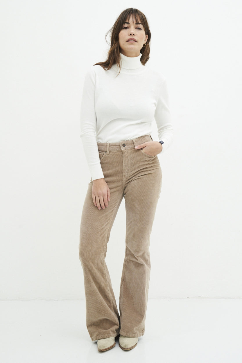 Jean Lisette Flare Corduroy en coton biologique en beige par Kuyichi