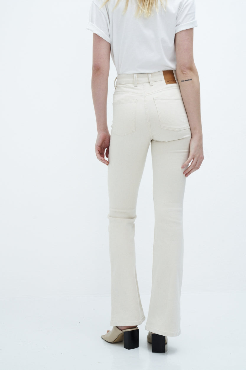 Jeans Lisette Flare ungefärbt, aus Bio - Baumwolle und Tencel in weiss / offwhite von Kuyichi