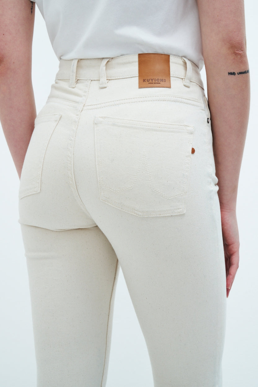 Jeans Lisette Flare ungefärbt, aus Bio - Baumwolle und Tencel in weiss / offwhite von Kuyichi