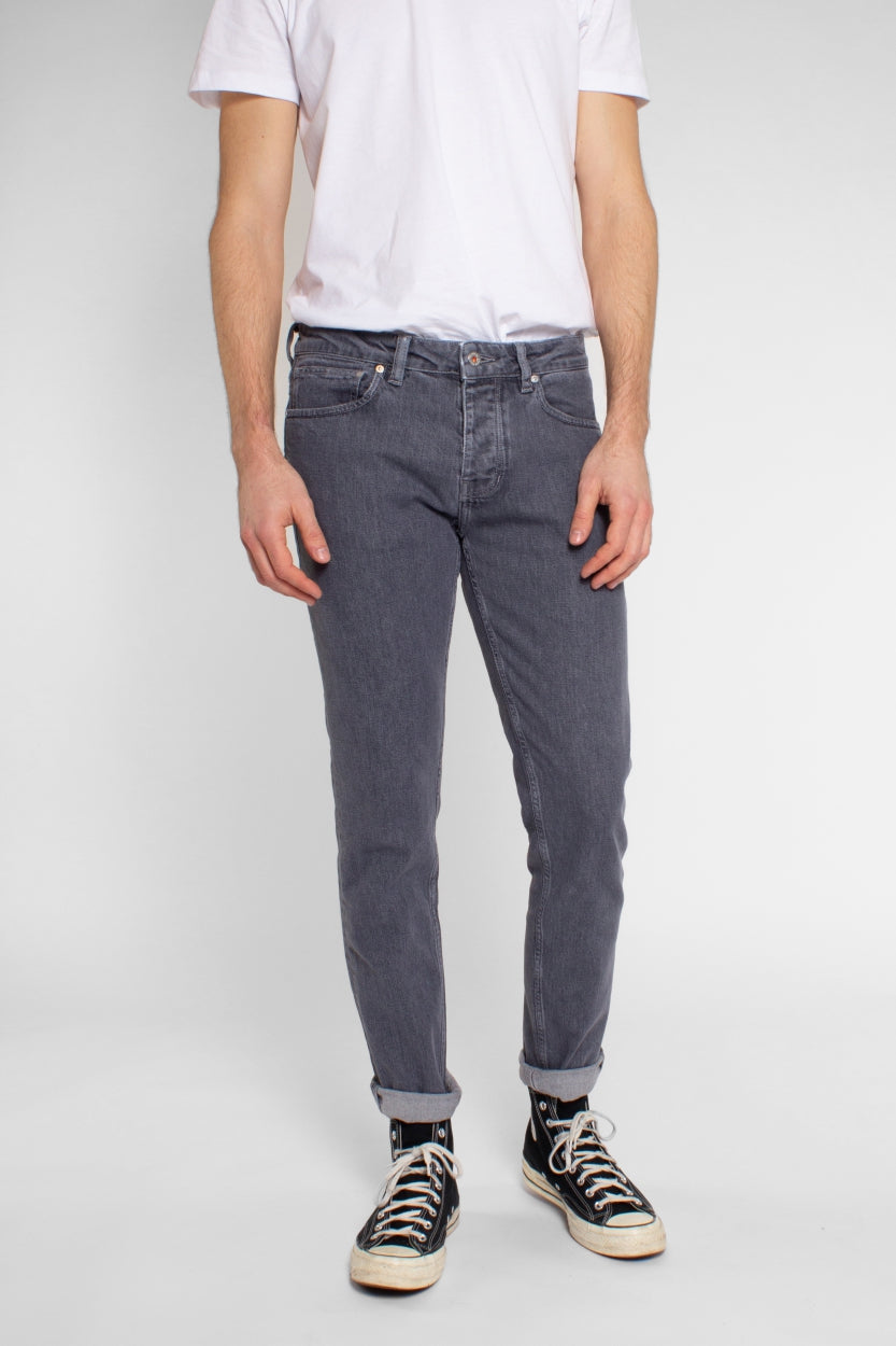Jeans Jamie slim in grau / aged grey aus recycelten Stoffen von Kuyichi