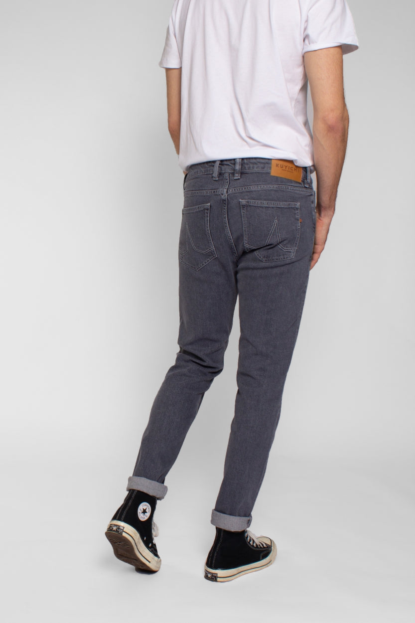 Jeans Jamie slim in grau / aged grey aus recycelten Stoffen von Kuyichi