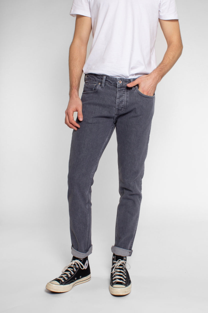 Jeans Jamie slim in grau / aged grey aus recycelten Stoffen von Kuyichi