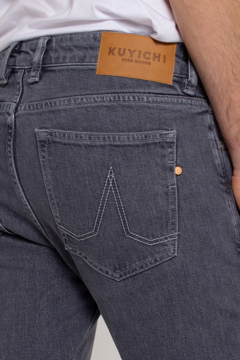 Jeans Jamie slim in grau / aged grey aus recycelten Stoffen von Kuyichi