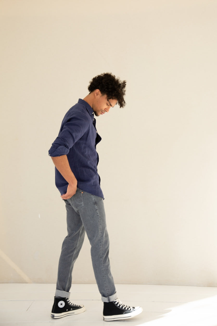 Jeans Jamie slim in grau / aged grey aus recycelten Stoffen von Kuyichi