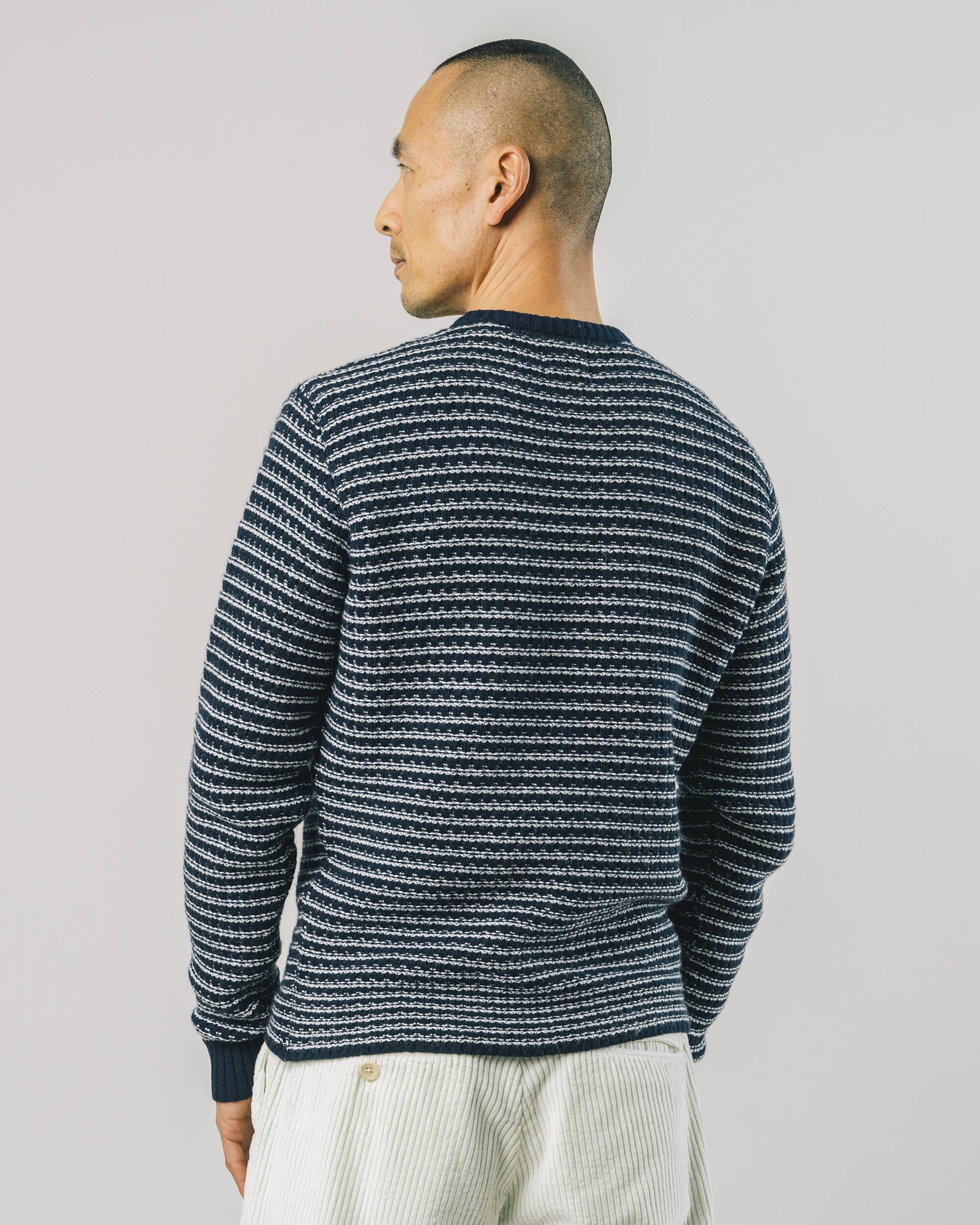 Gestreifter Sweater Navy in blau und weiss aus recycelten Materialien wie Cashmere und Wolle von Brava Fabrics