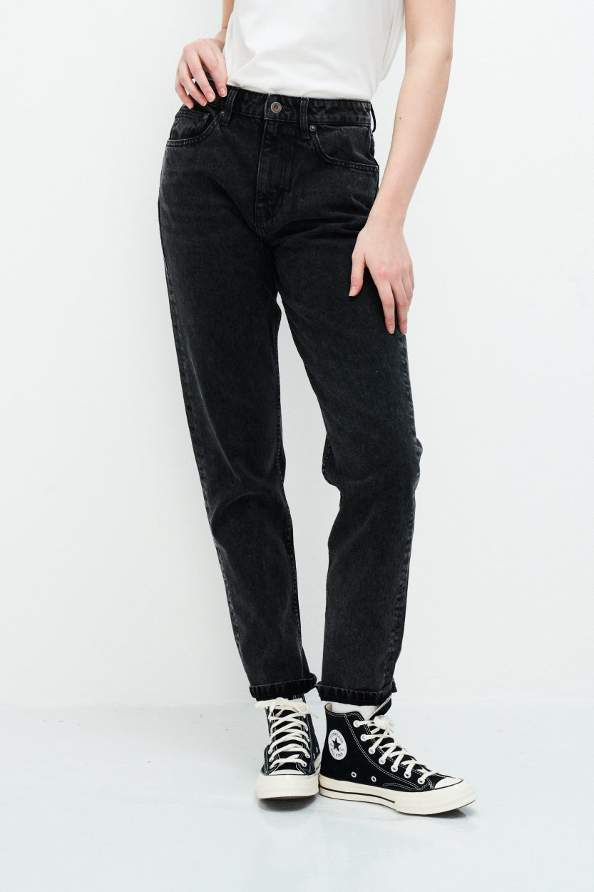 Jeans Nora Loose tapered Vintage in grau, locker tailliert aus Bio- und recycelter Baumwolle von Kuyichi