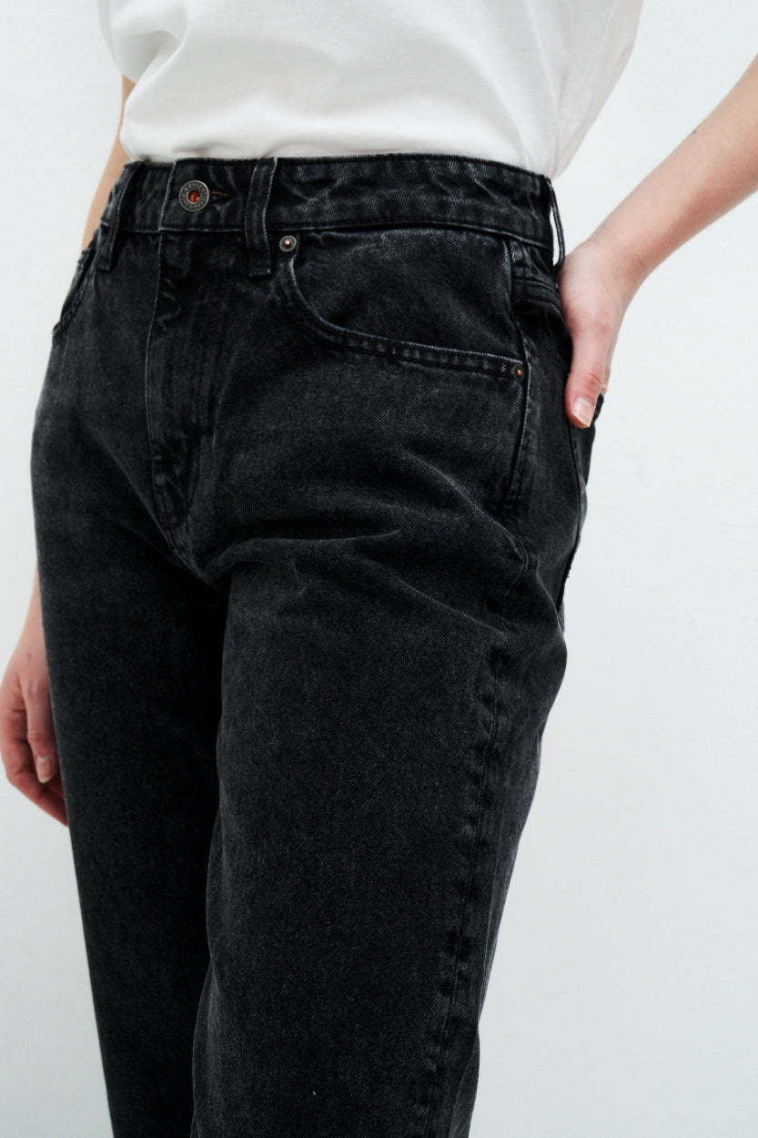 Jeans Nora Loose tapered Vintage in grau, locker tailliert aus Bio- und recycelter Baumwolle von Kuyichi
