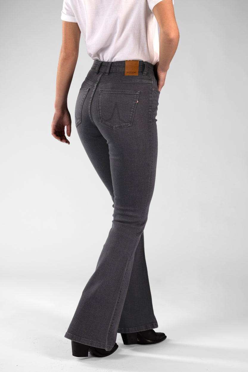Jeans Lisette in grau als Schlaghose aus Bio - Baumwolle von Kuyichi