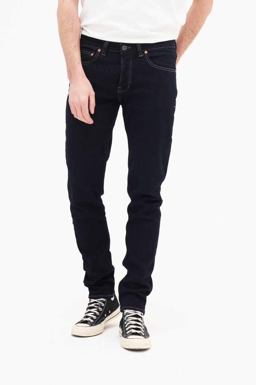 Jean Jamie slim en dark wash en coton biologique par Kuyichi