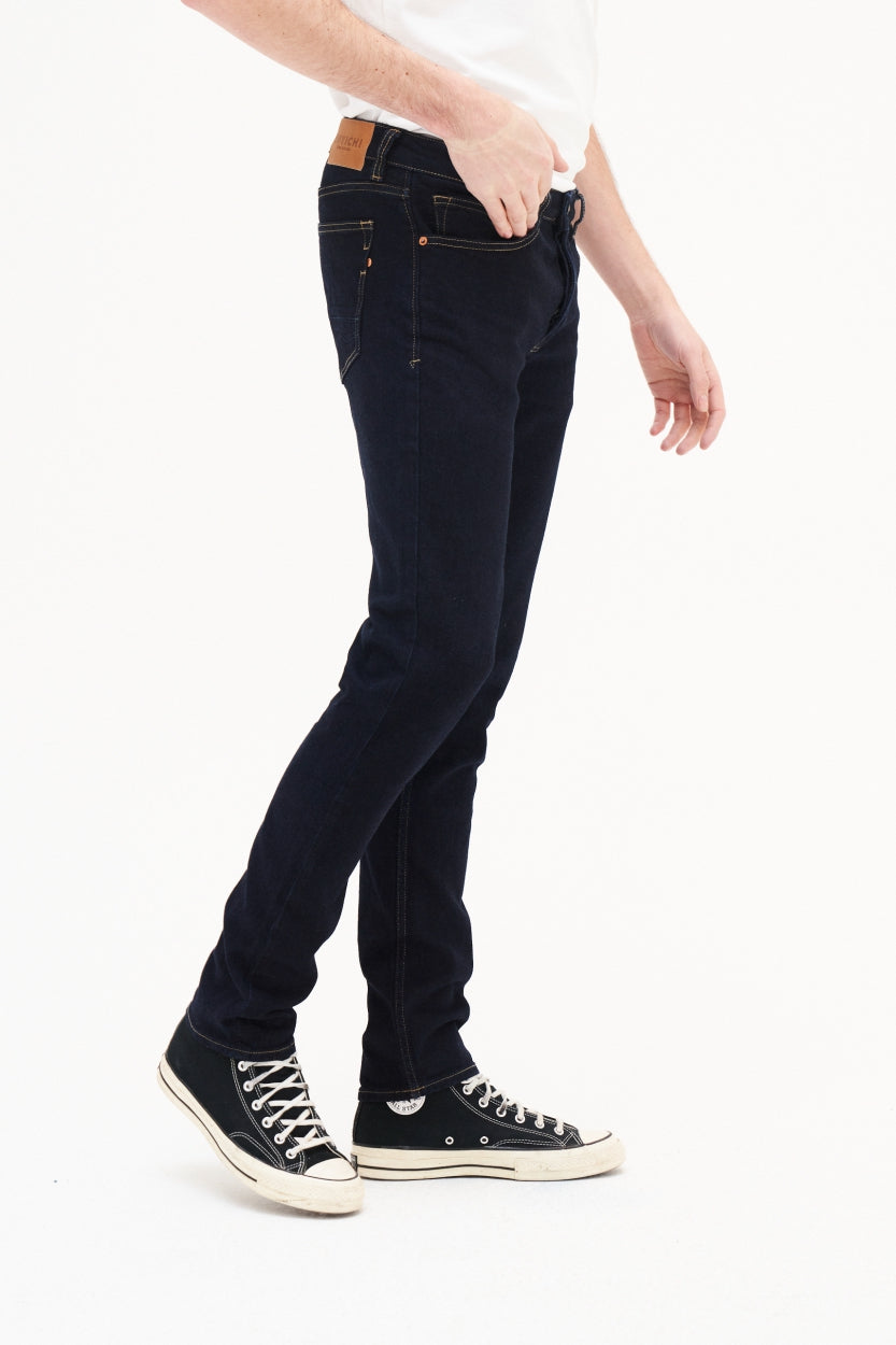Jean Jamie slim en dark wash en coton biologique par Kuyichi