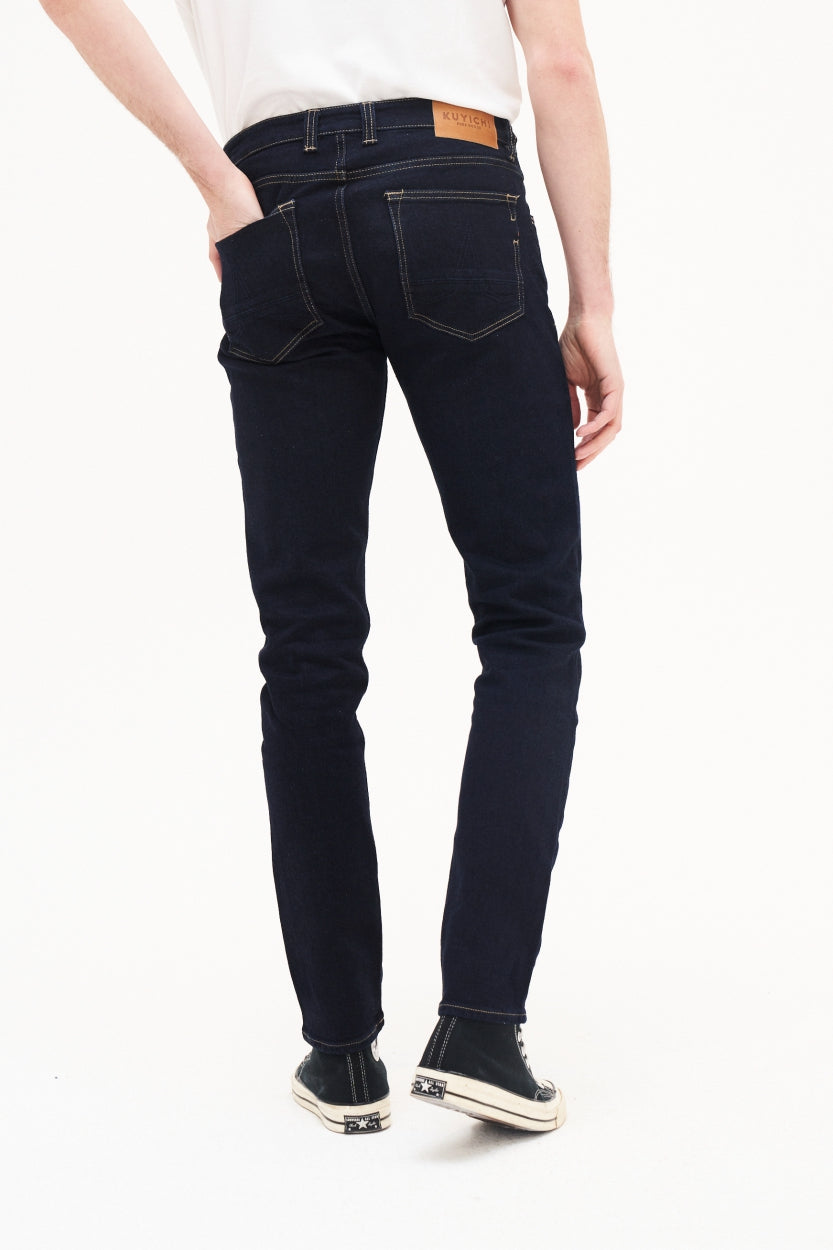 Jean Jamie slim en dark wash en coton biologique par Kuyichi