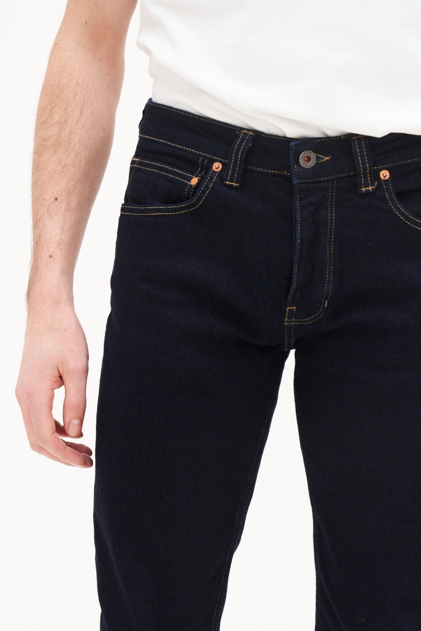 Jean Jamie slim en dark wash en coton biologique par Kuyichi