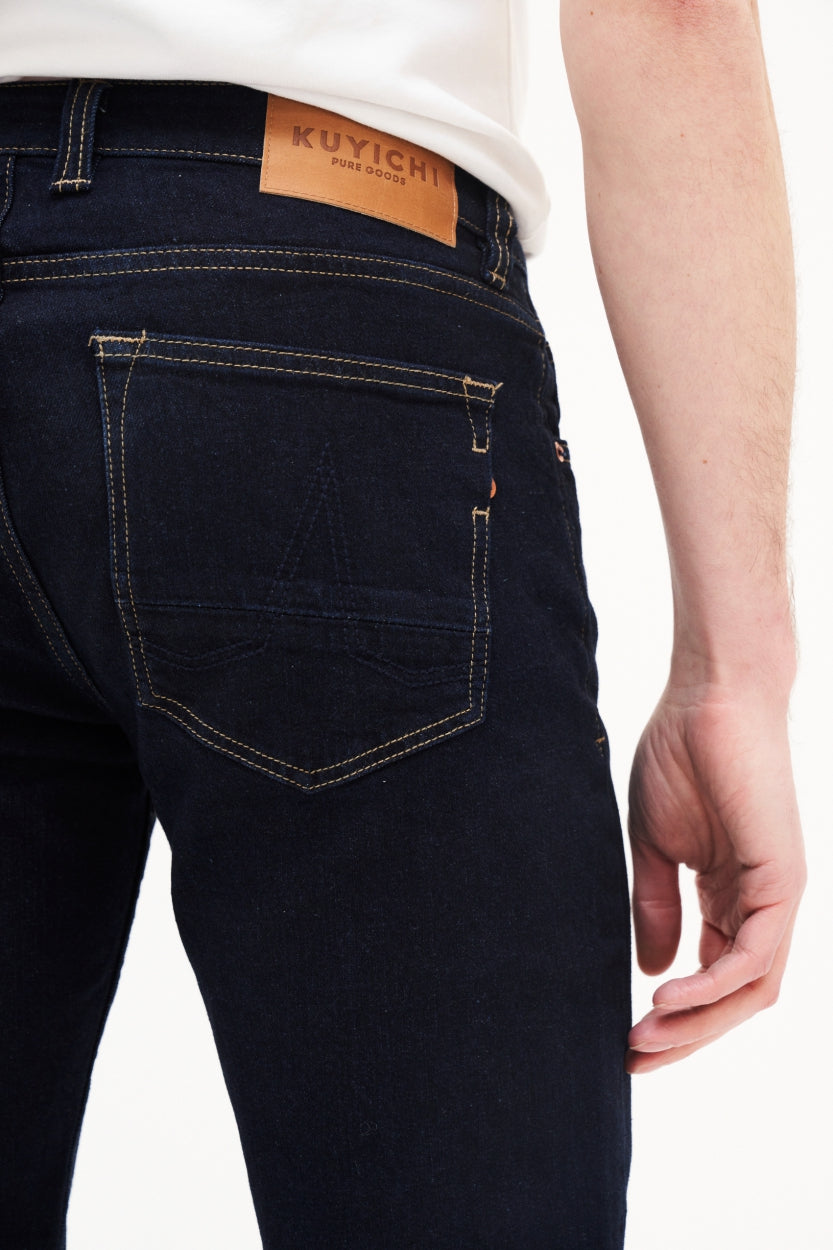 Jean Jamie slim en dark wash en coton biologique par Kuyichi