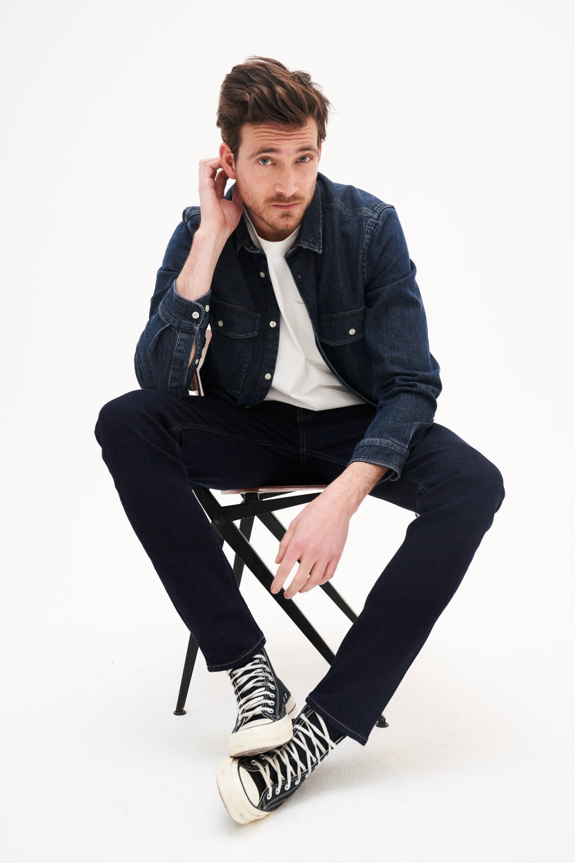Jean Jamie slim en dark wash en coton biologique par Kuyichi