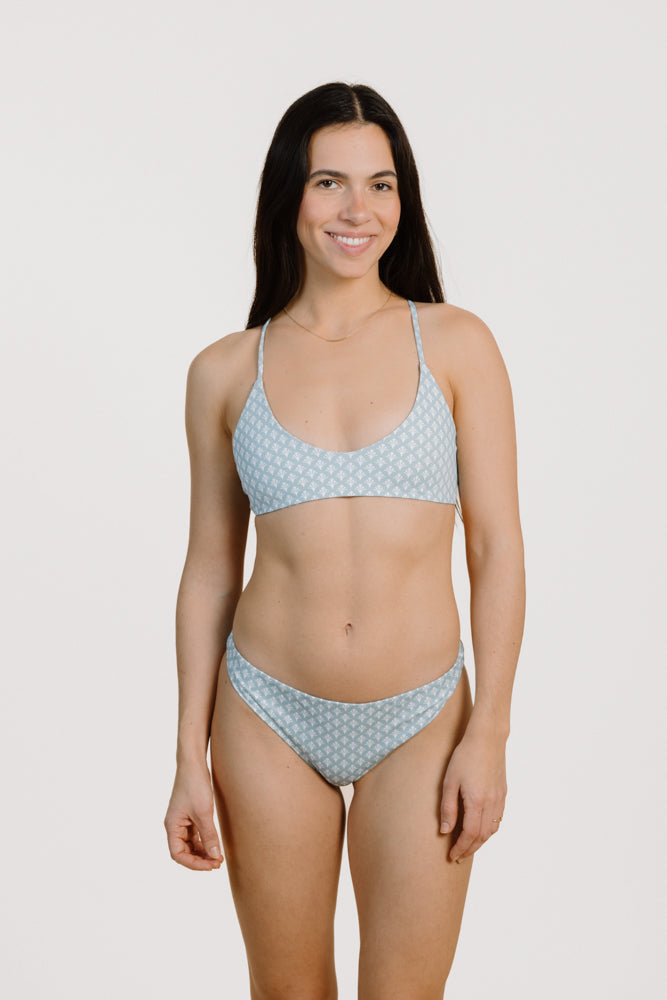 Hellblaues gemustertes Bikini Top OHANA aus recyceltem Polyamid von PURA Clothing