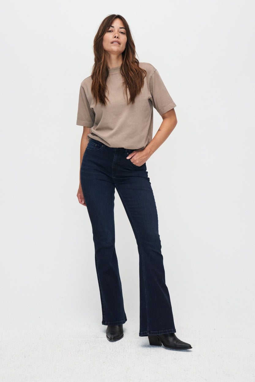 Jean Lisette Flare en bleu profond en coton biologique en beige par Kuyichi