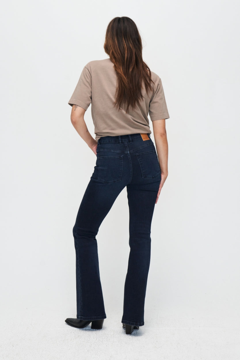 Jean Lisette Flare en bleu profond en coton biologique en beige par Kuyichi