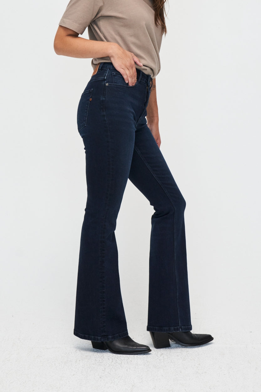 Jean Lisette Flare en bleu profond en coton biologique en beige par Kuyichi