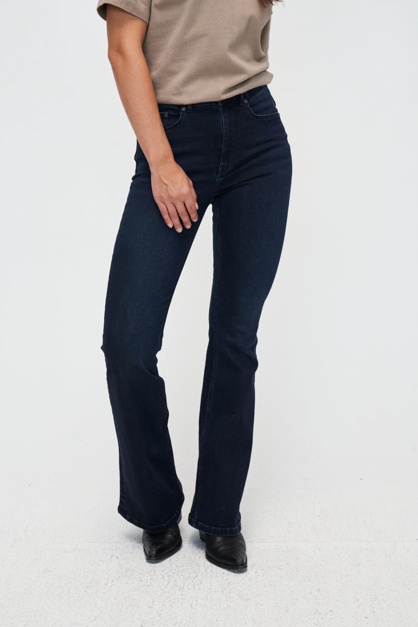 Jean Lisette Flare en bleu profond en coton biologique en beige par Kuyichi