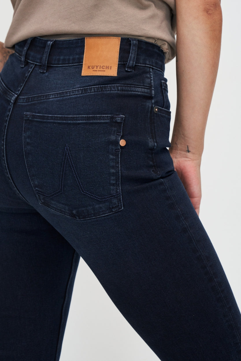 Jean Lisette Flare en bleu profond en coton biologique en beige par Kuyichi