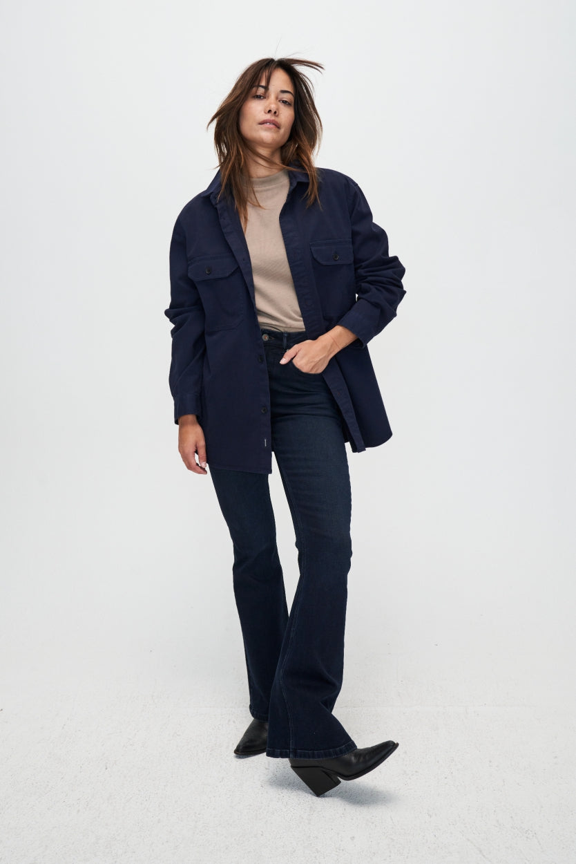 Jean Lisette Flare en bleu profond en coton biologique en beige par Kuyichi