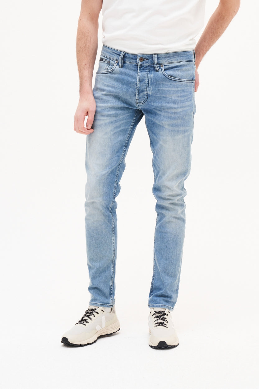 Jean Jamie slim en bleu ciel en coton biologique de Kuyichi