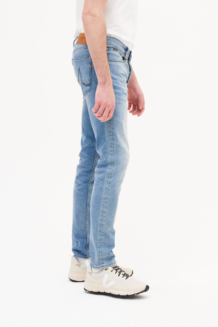 Jean Jamie slim en bleu ciel en coton biologique de Kuyichi