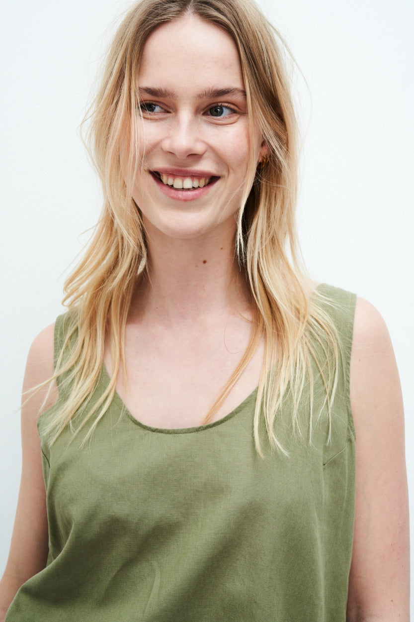 Top Suzan in grün aus Tencel, Leinen und Bio - Baumwolle von Kuyichi