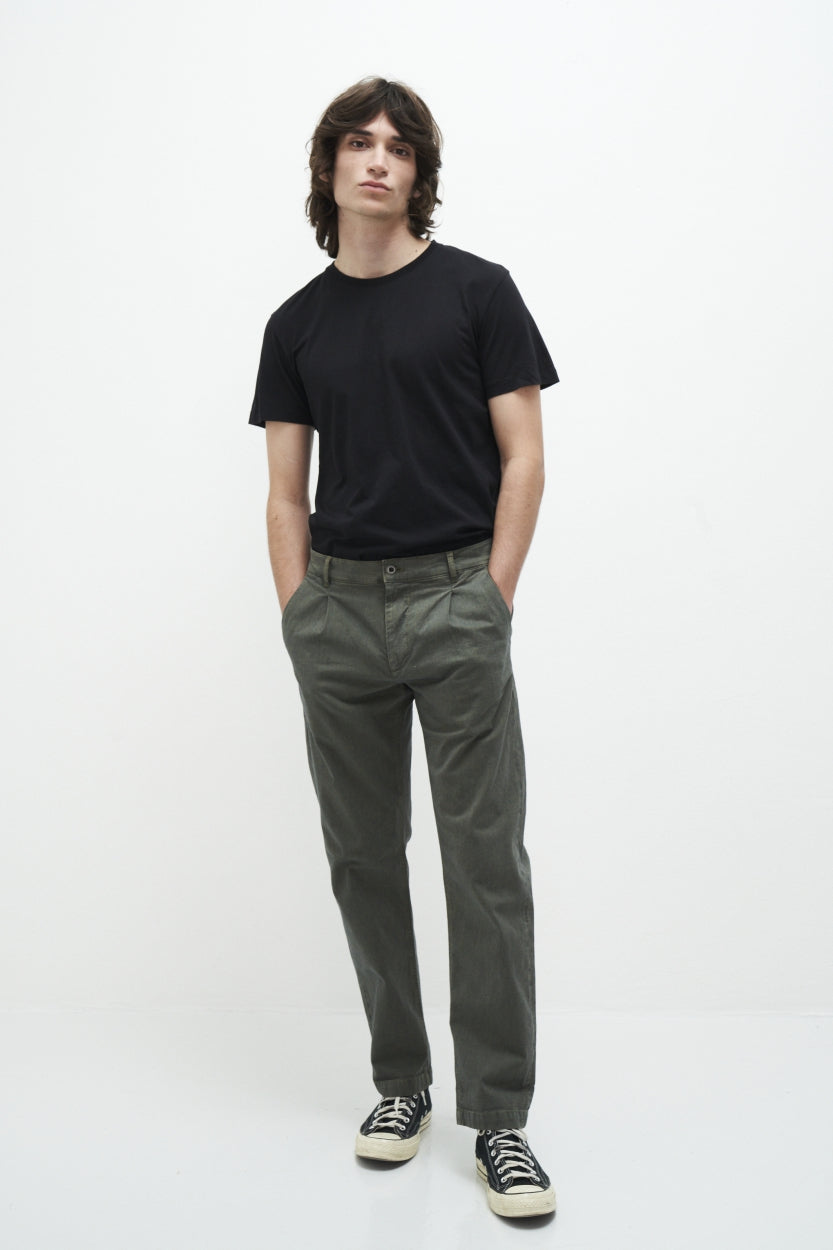 Chino - Hose Milo in grün aus Bio - Baumwolle von Kuyichi