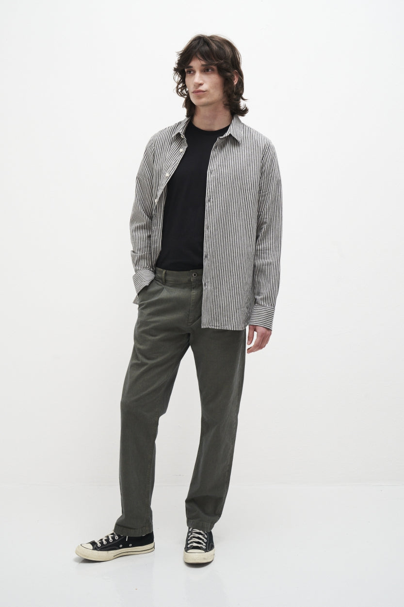 Chino - Hose Milo in grün aus Bio - Baumwolle von Kuyichi
