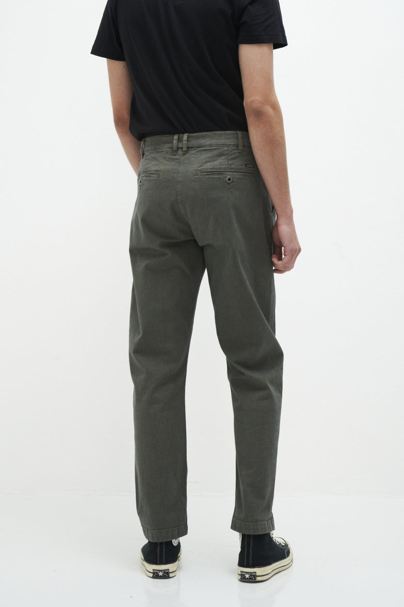Chino - Hose Milo in grün aus Bio - Baumwolle von Kuyichi