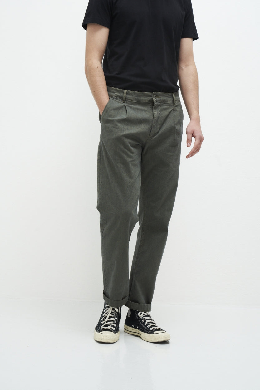 Chino - Hose Milo in grün aus Bio - Baumwolle von Kuyichi