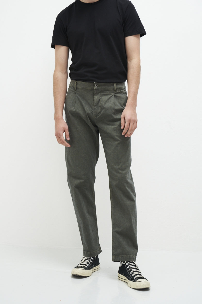 Chino - Hose Milo in grün aus Bio - Baumwolle von Kuyichi