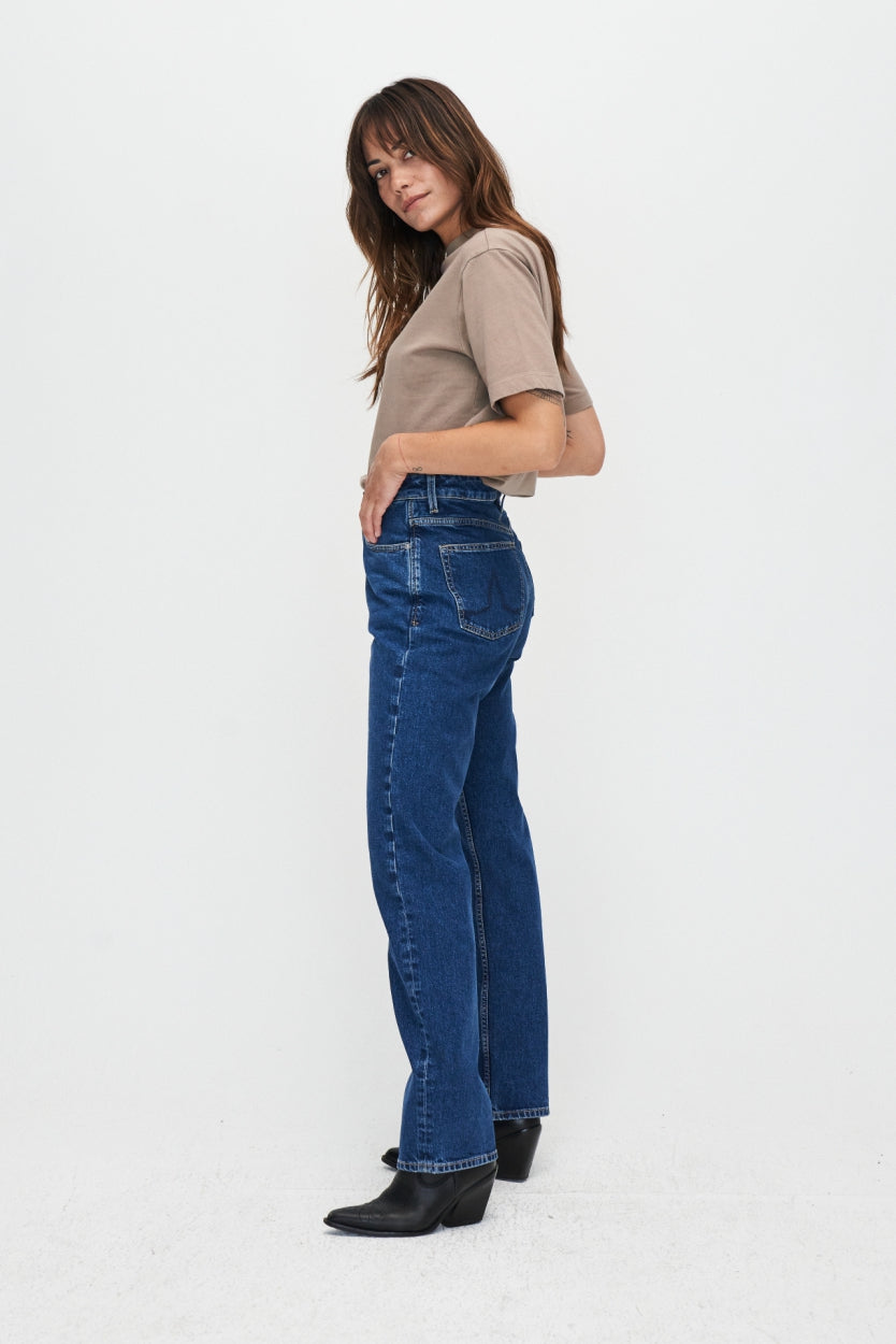 Droit rose en bleu foncé en coton biologique et denim recyclé de Kuyichi