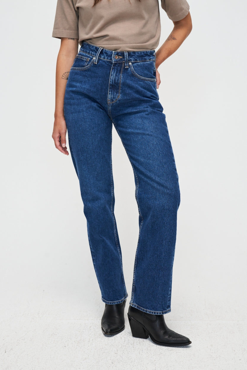 Droit rose en bleu foncé en coton biologique et denim recyclé de Kuyichi