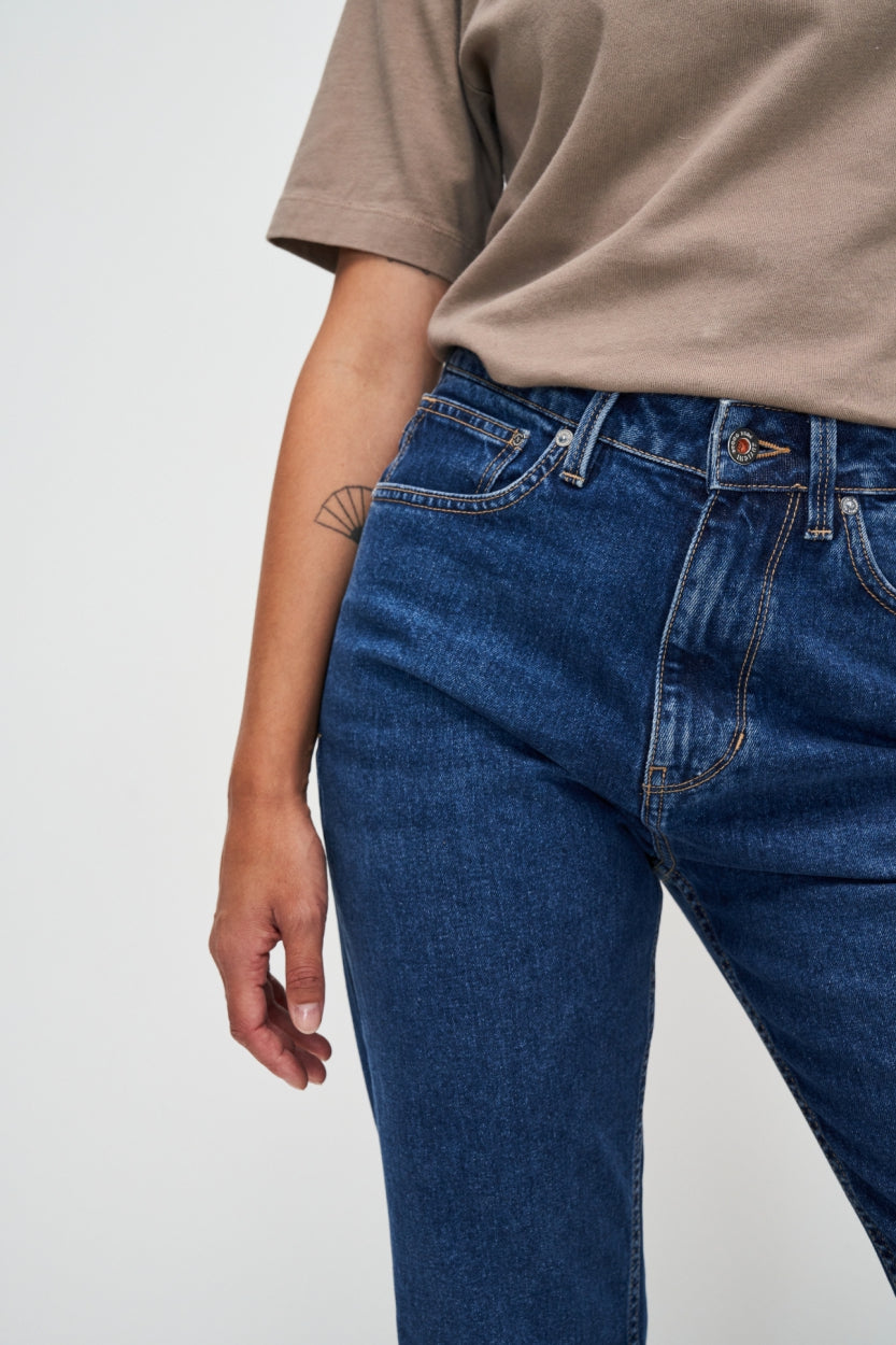 Droit rose en bleu foncé en coton biologique et denim recyclé de Kuyichi