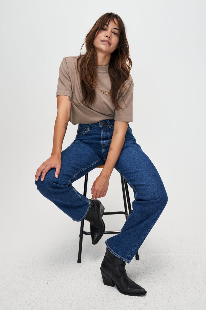 Droit rose en bleu foncé en coton biologique et denim recyclé de Kuyichi