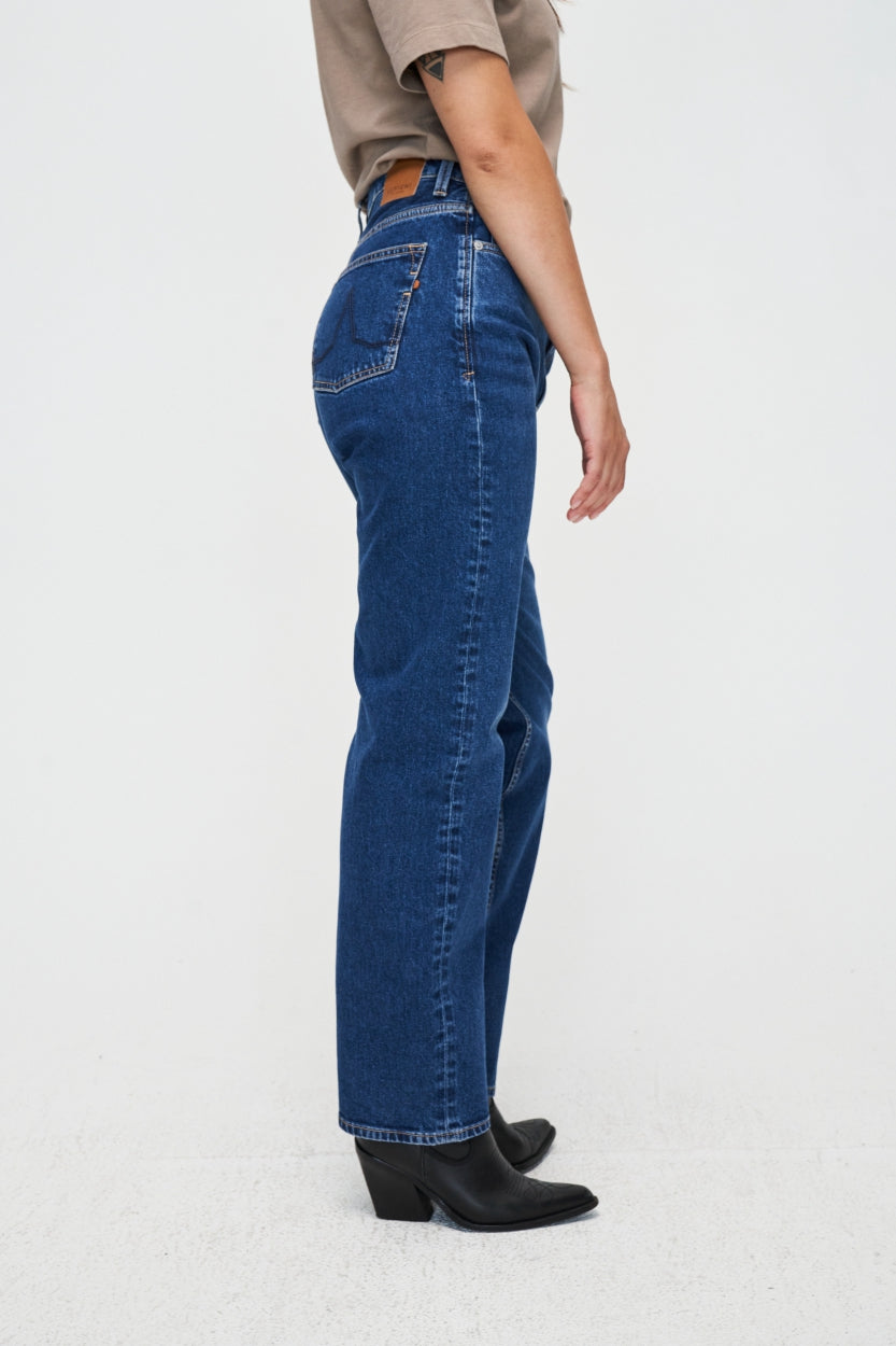 Droit rose en bleu foncé en coton biologique et denim recyclé de Kuyichi