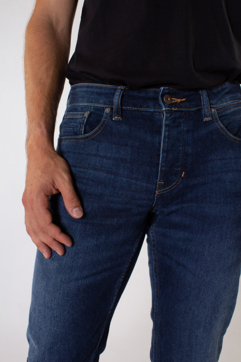 Jeans Jim in blue "Classic indigo blue" made of organic cotton and recycled denim from Kuyichi