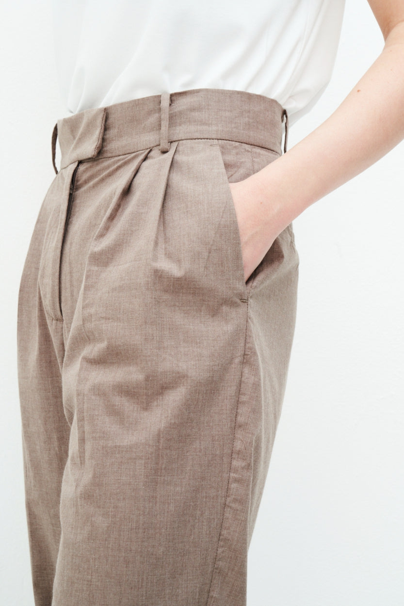 Chino - Hose Mila in beige aus 100% Bio - Baumwolle von Kuyichi