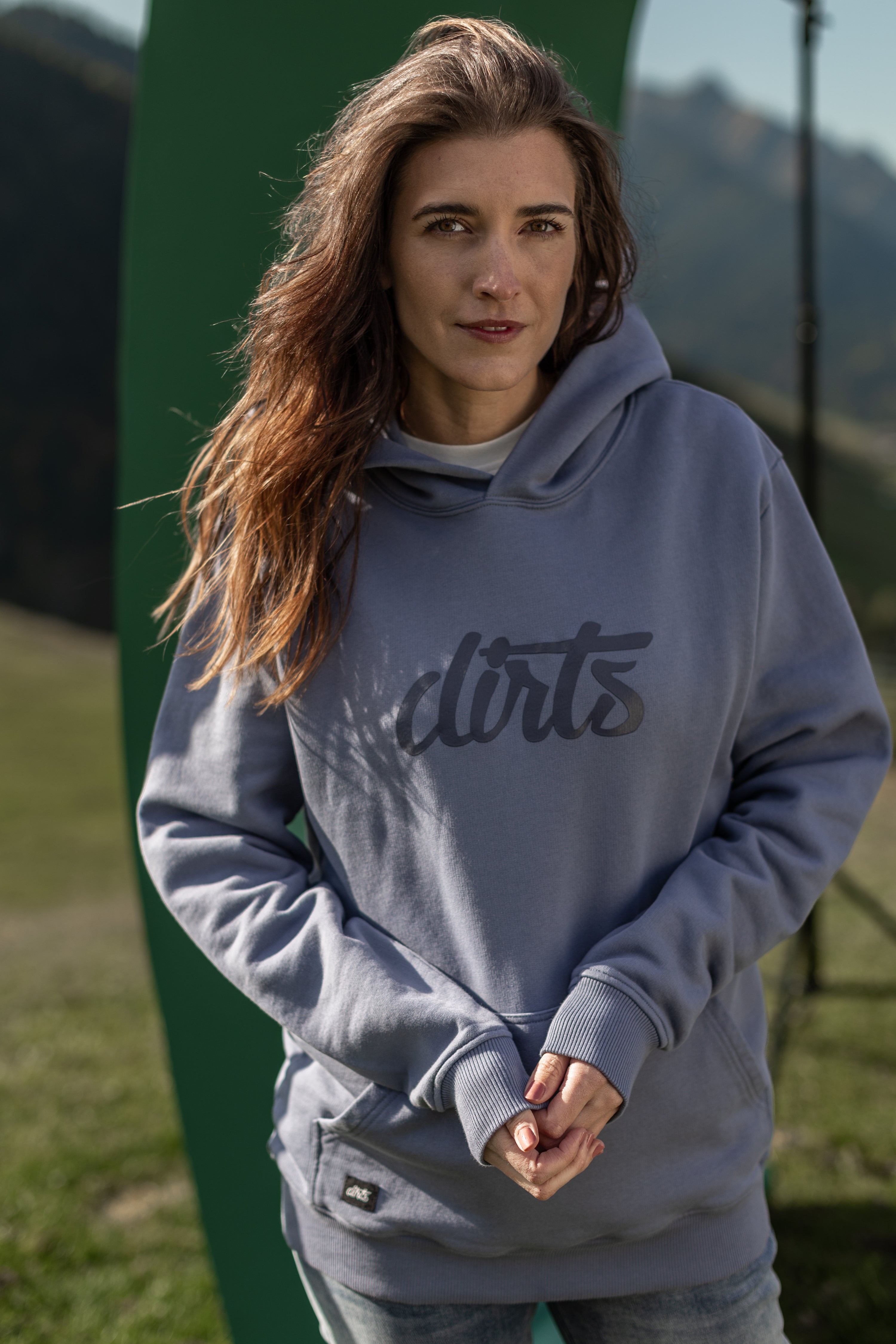 Blauer Hoodie Premium Logo aus 100% Bio-Baumwolle von DIRTS