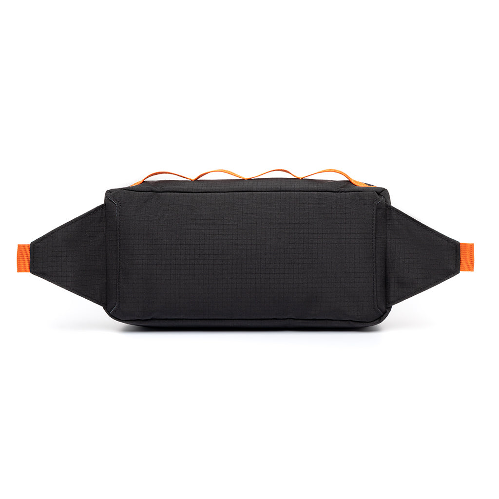 Black Vandra bike bag made from recycled PET from Lefrik