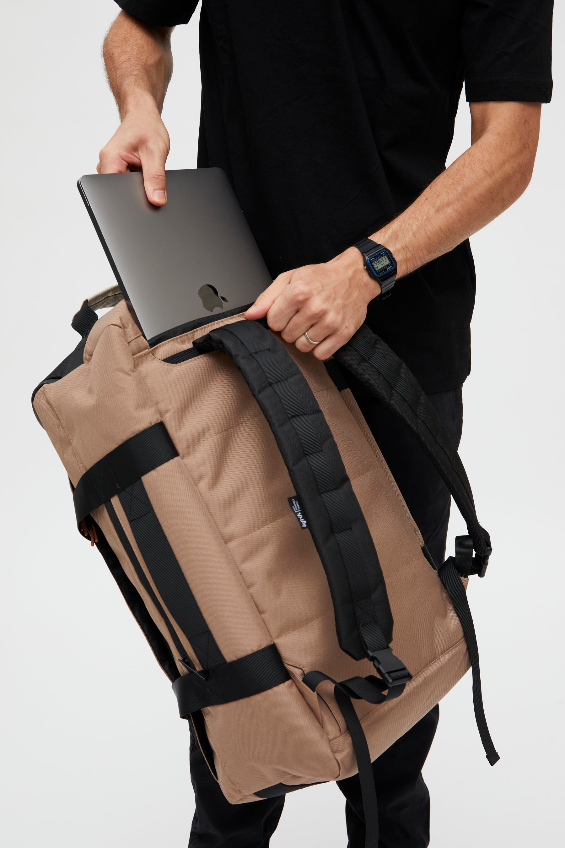 Hellbrauner Reiserucksack Wanderer aus recyceltem PET von Lefrik