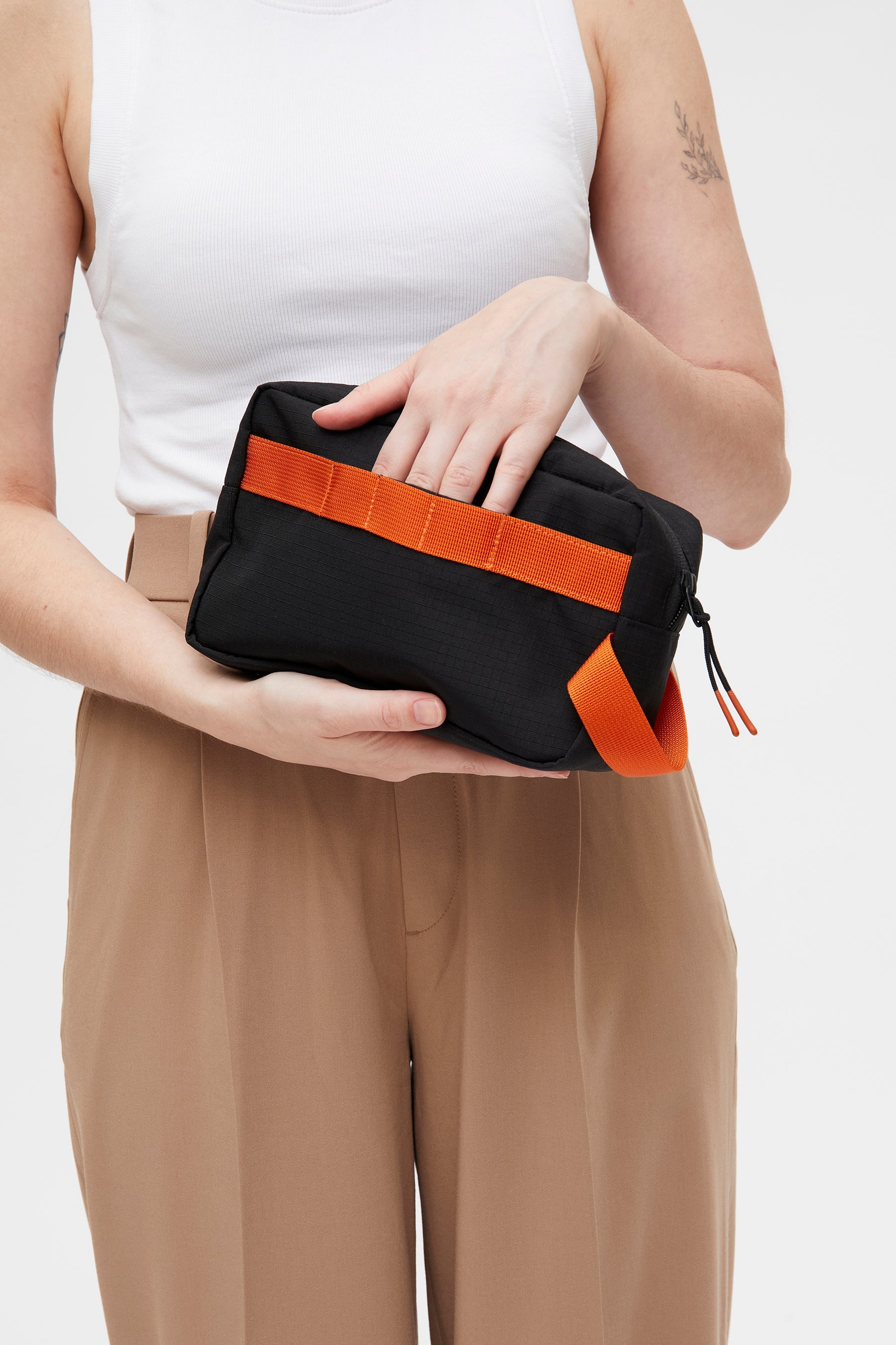 Black cosmetic bag NEO Lithe Vandra made from recycled PET from Lefrik