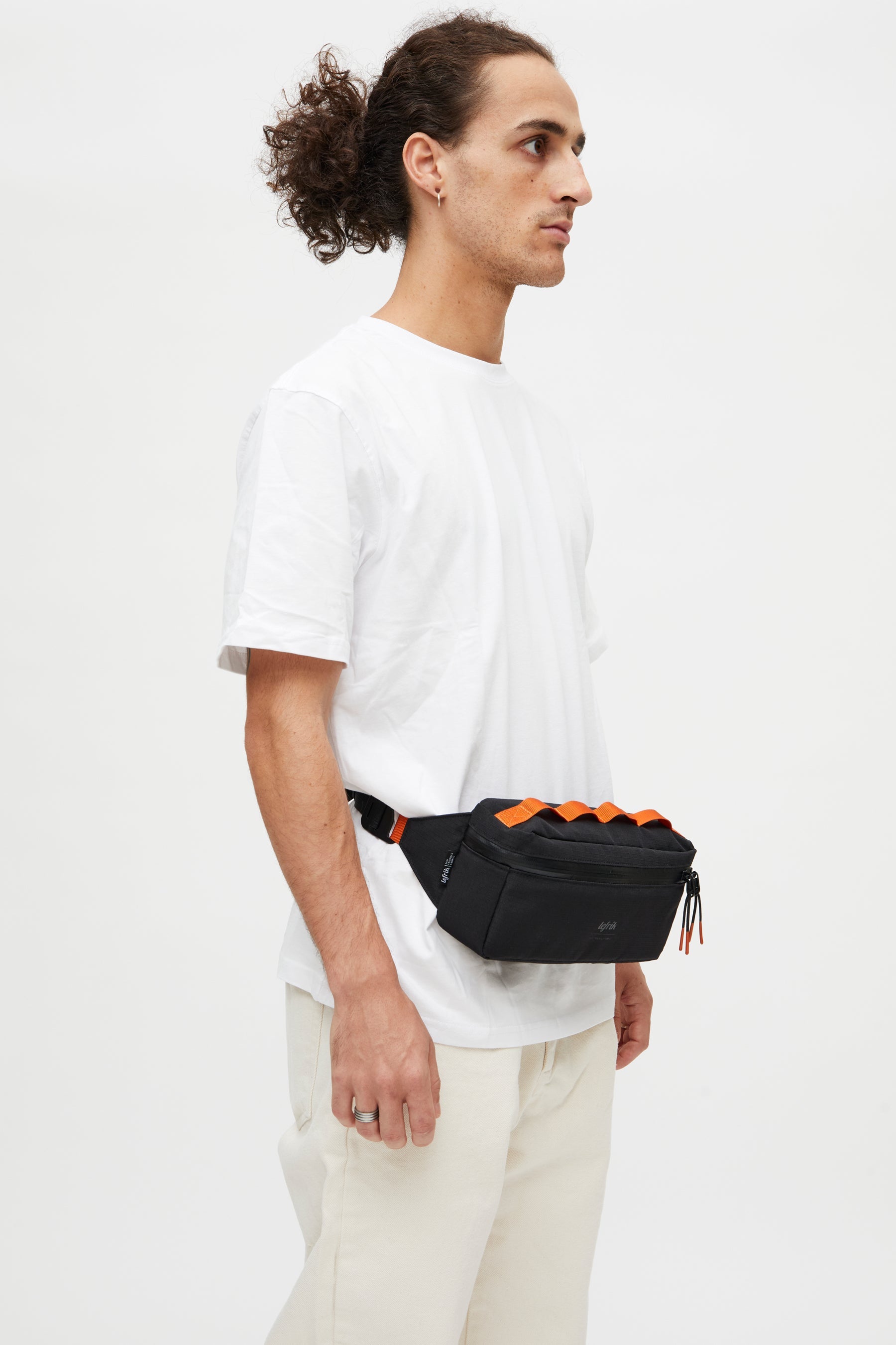 Black Vandra bike bag made from recycled PET from Lefrik
