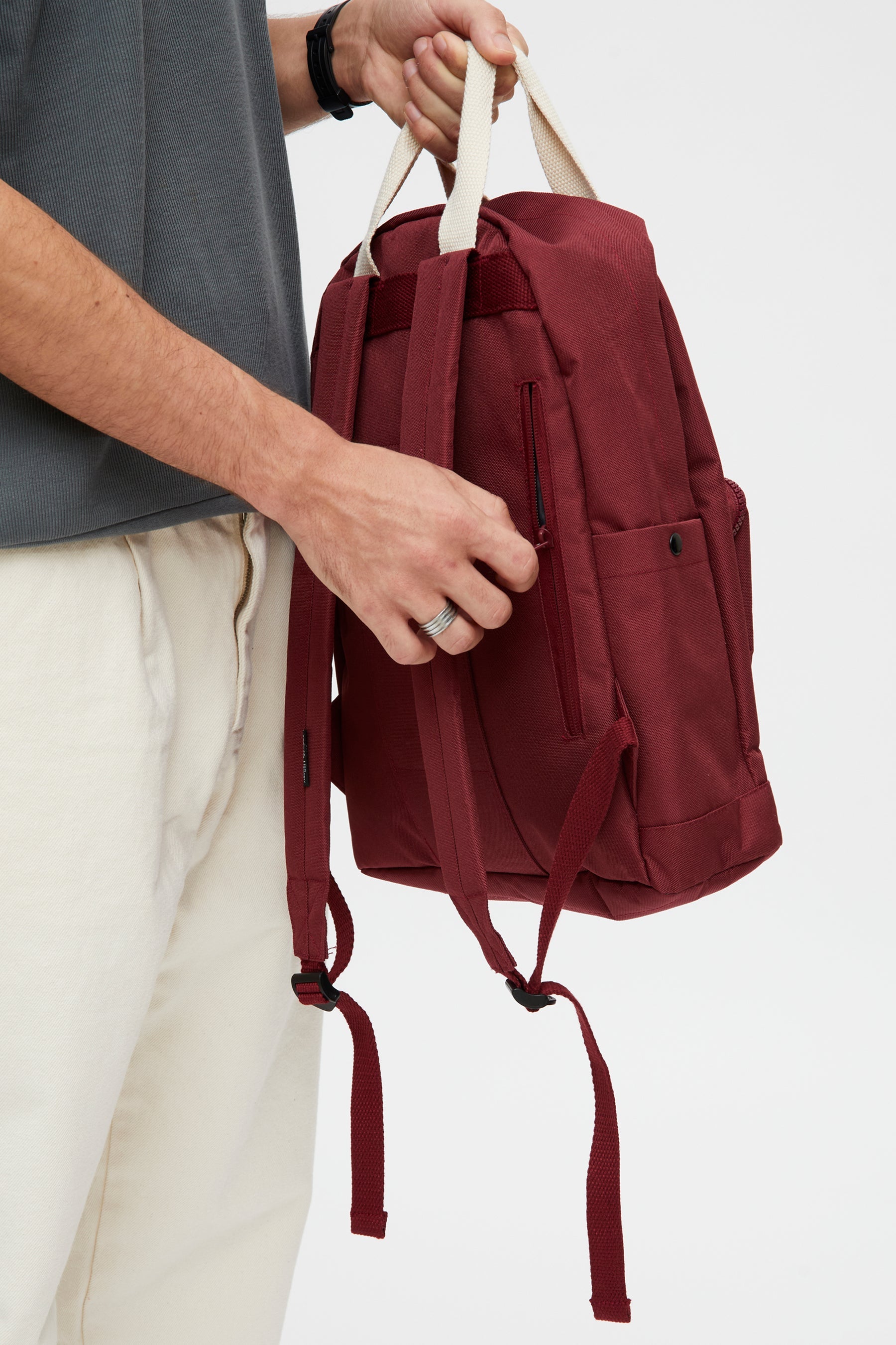 Dunkel-roter Rucksack Capsule (15l) aus recycelten PET-Plastikflaschen von Lefrik