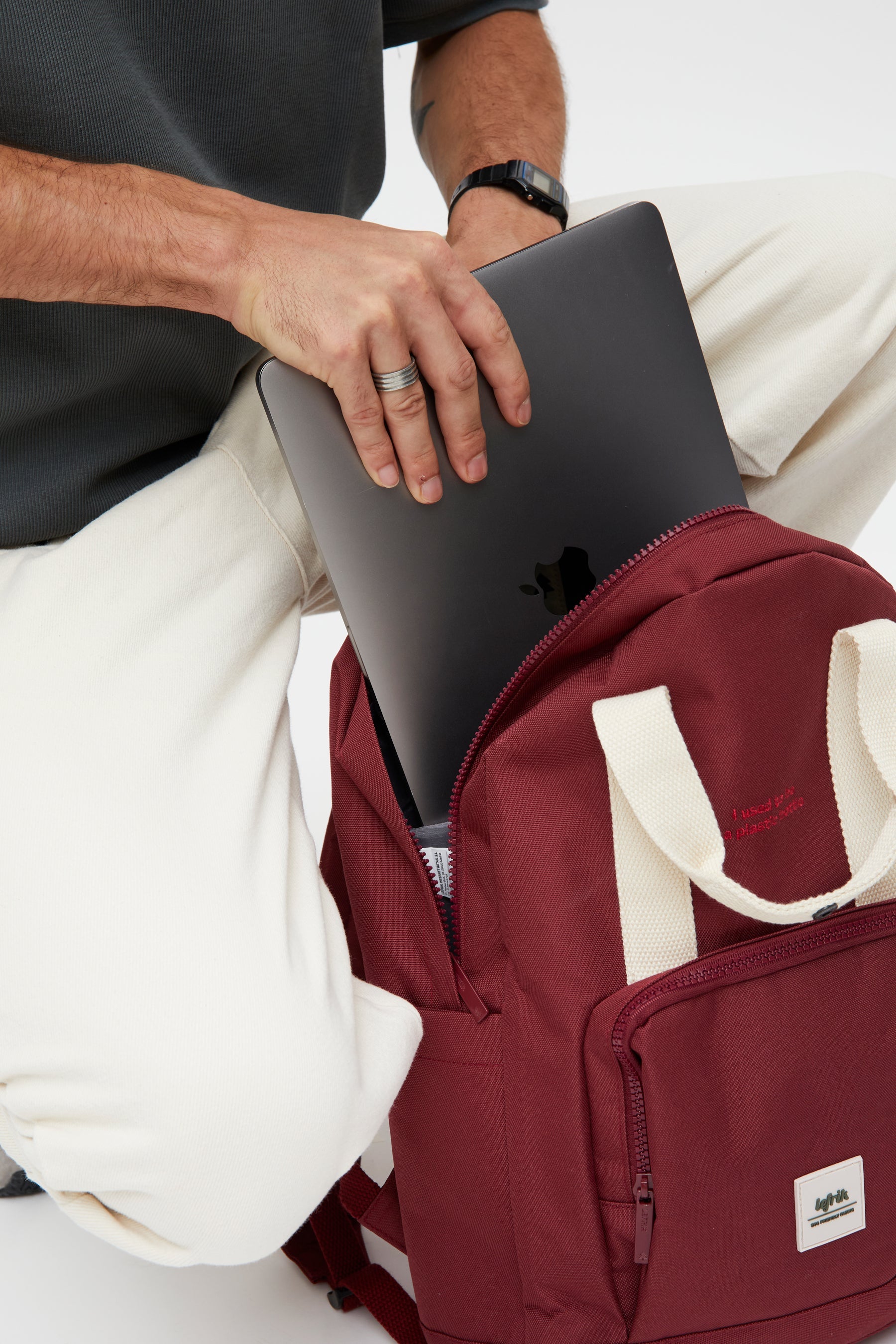 Dunkel-roter Rucksack Capsule (15l) aus recycelten PET-Plastikflaschen von Lefrik