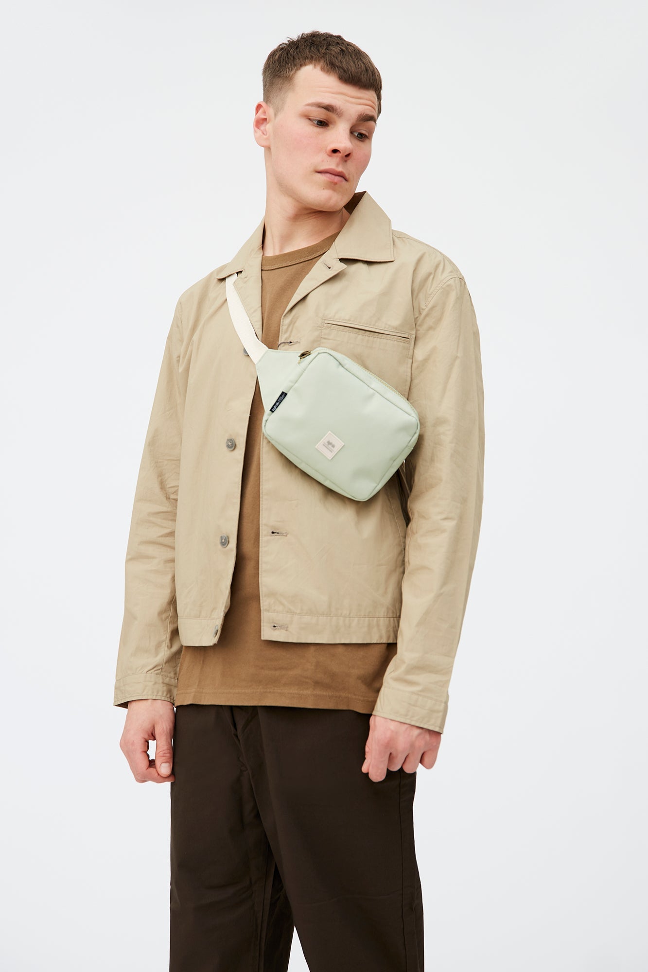 Hellgrüne Bauchtasche Reef Crossbody aus recyceltem PET von Lefrik