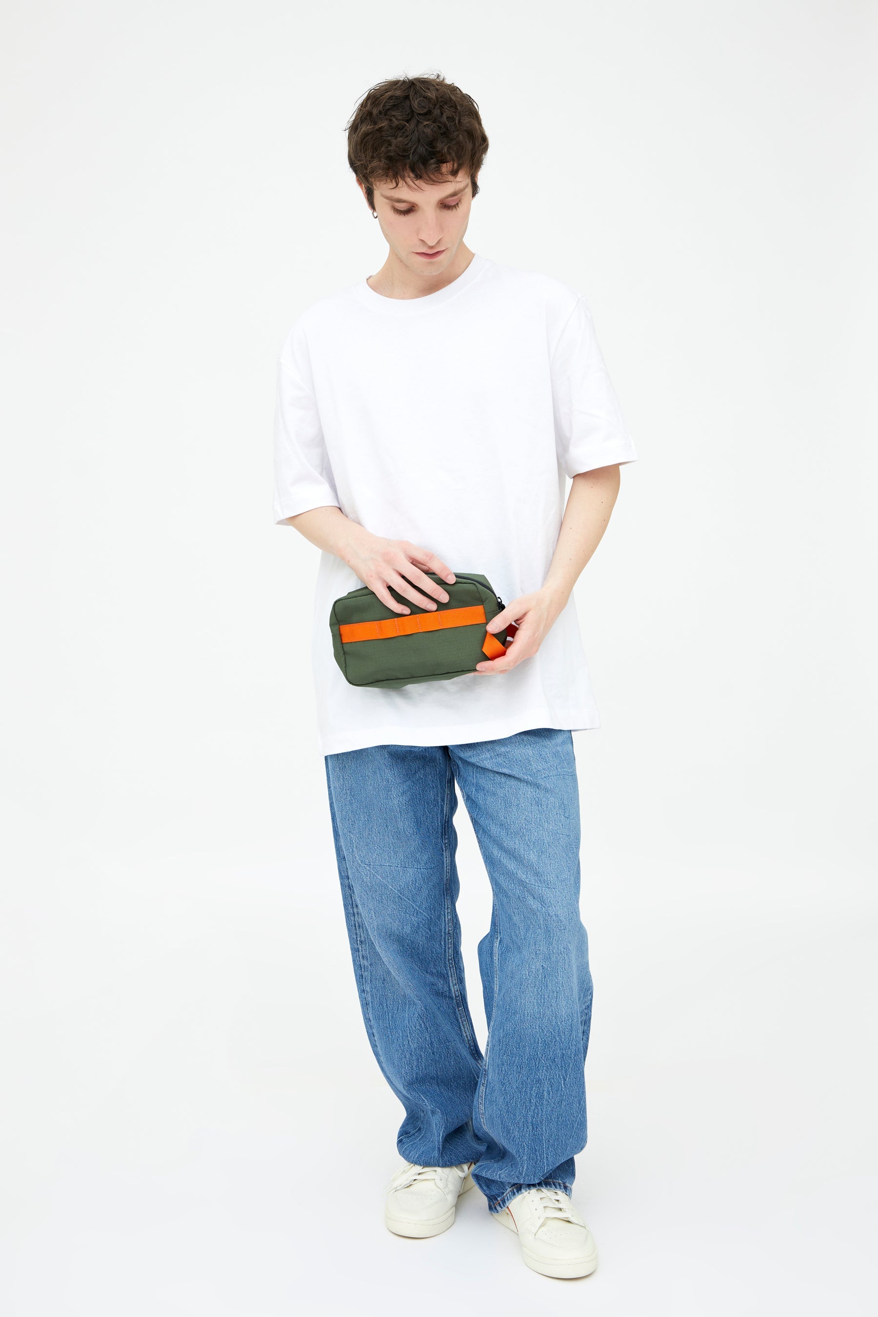 Green cosmetic bag NEO Lithe Vandra made from recycled PET from Lefrik